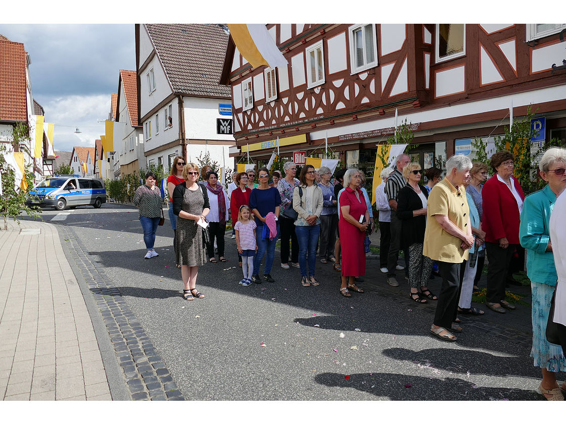 Fronleichnamsprozession durch die Straßen von Naumburg (Foto: Karl-Franz Thiede)